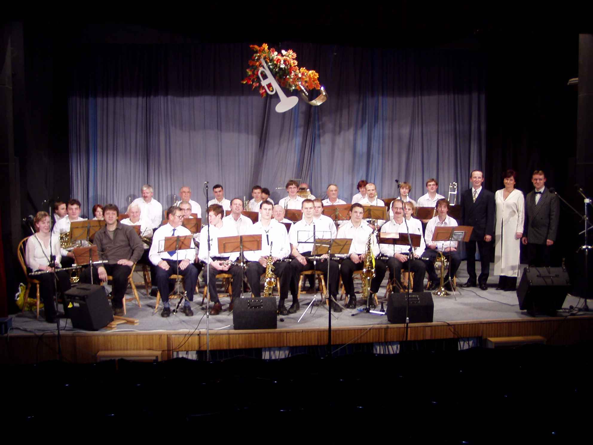 orchestr před koncertem.JPG